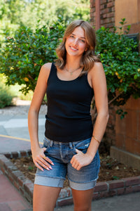 Nina's Ribbed Scoop Basic Tank